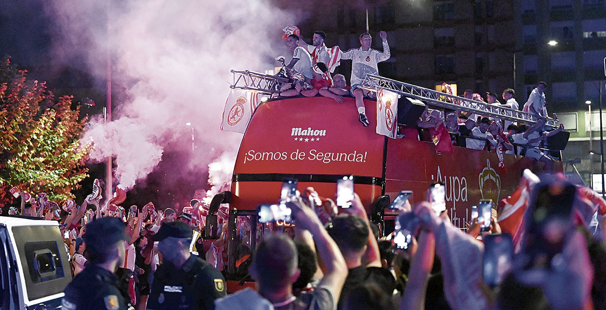 La Cultural llega a Guzmán en el bus descapotable al que este domingo se volverá a subir. | SAÚL ARÉN