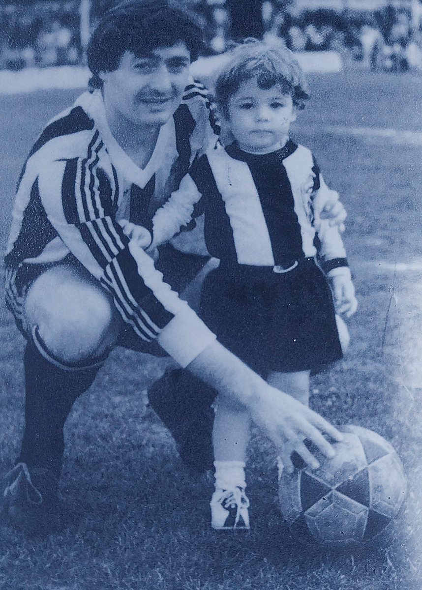 Marcos Tyrone Castro posa con su hijo antes de un partido. | ARCHIVO FAMILIAR