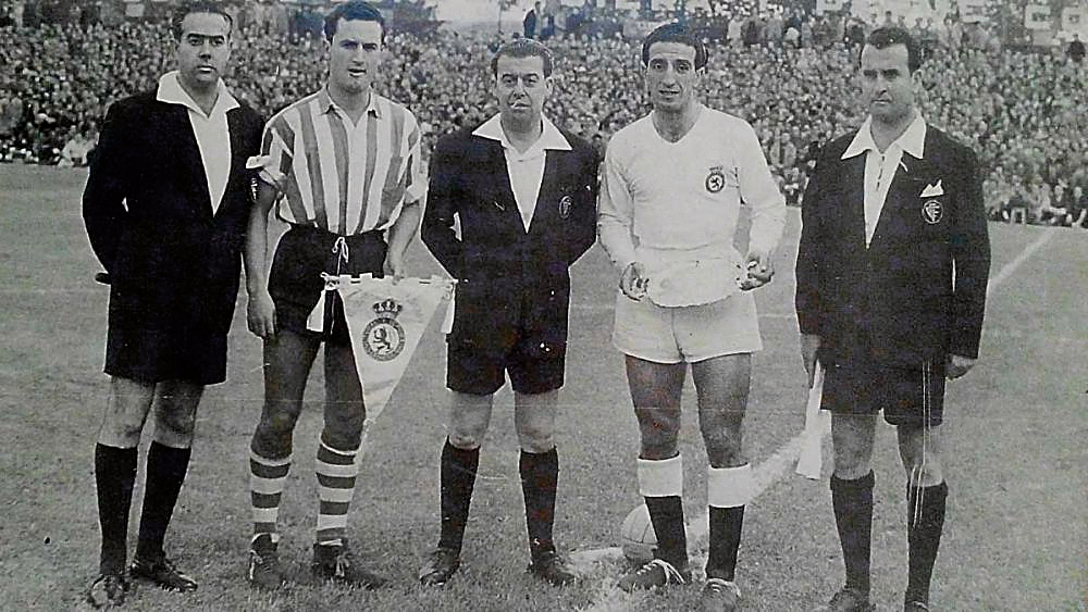 Miche, leyenda y capitán de la Cultural de Primera, con una leyenda del fútbl español, Piru Gainza. | HISTORIA DE LA CULTURAL