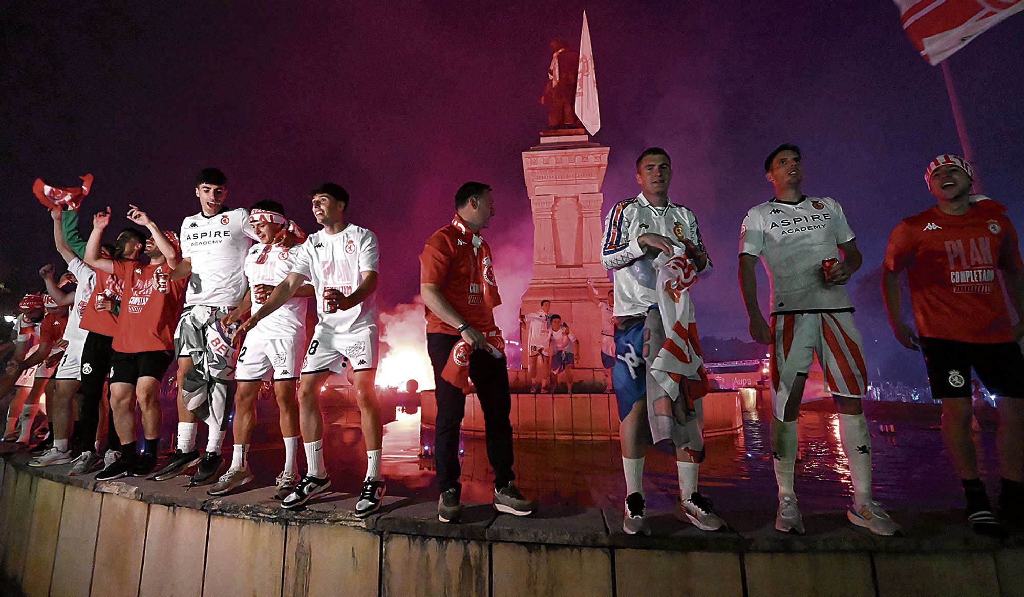 Los jugadores de la Cultural festejan el ascenso en Guzmán. | SAÚL ARÉN
