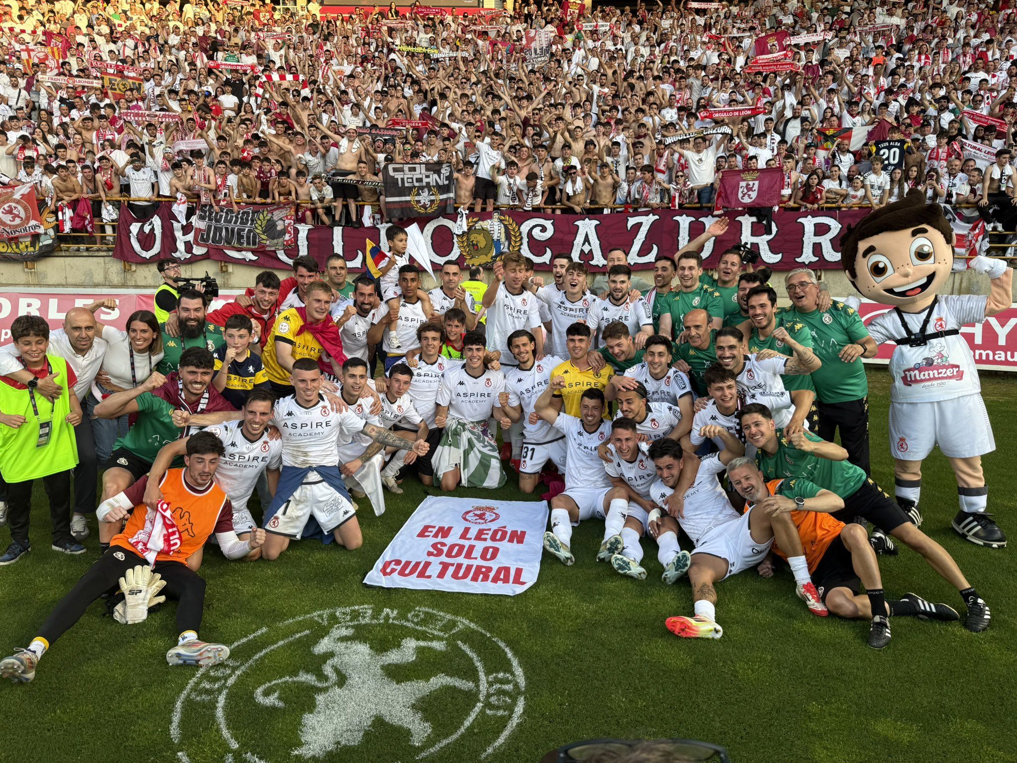 La plantilla de la Cultural celebra el ascenso con la afición. | CYD