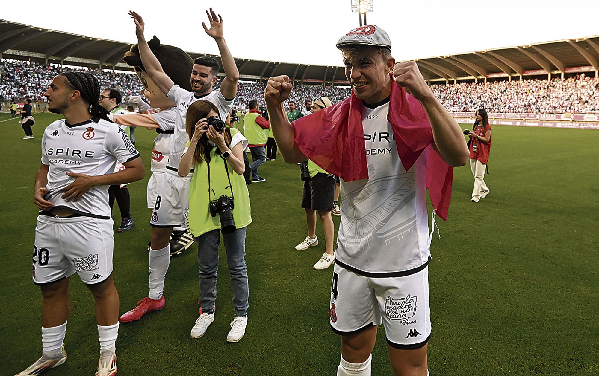 Rodri, Barri y Alba festejan el ascenso. | SAÚL ARÉN