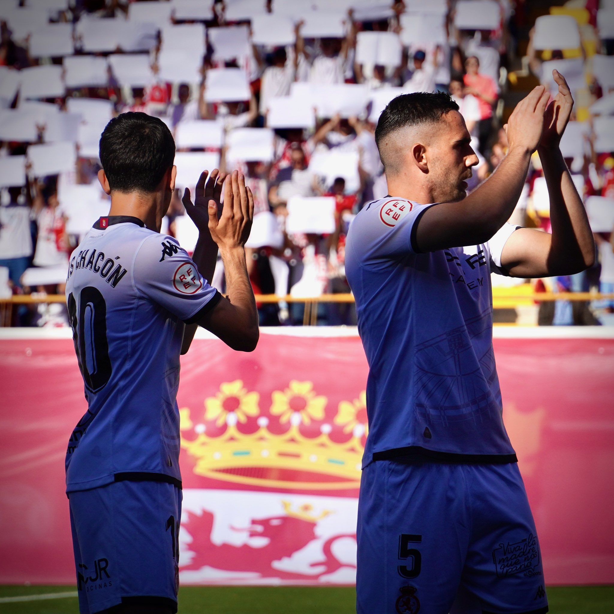 Fornos y Chacón saludan a la grada del Reino. | CYD