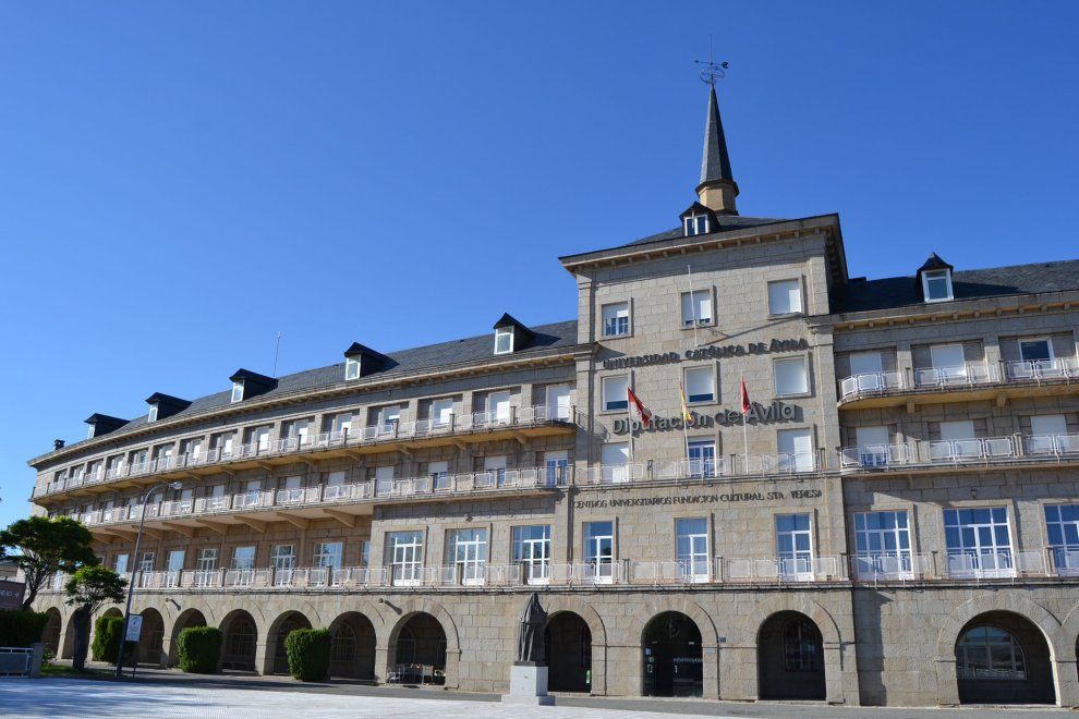 Universidad católica de Ávila, la que desembarcará en Ponferrada. 