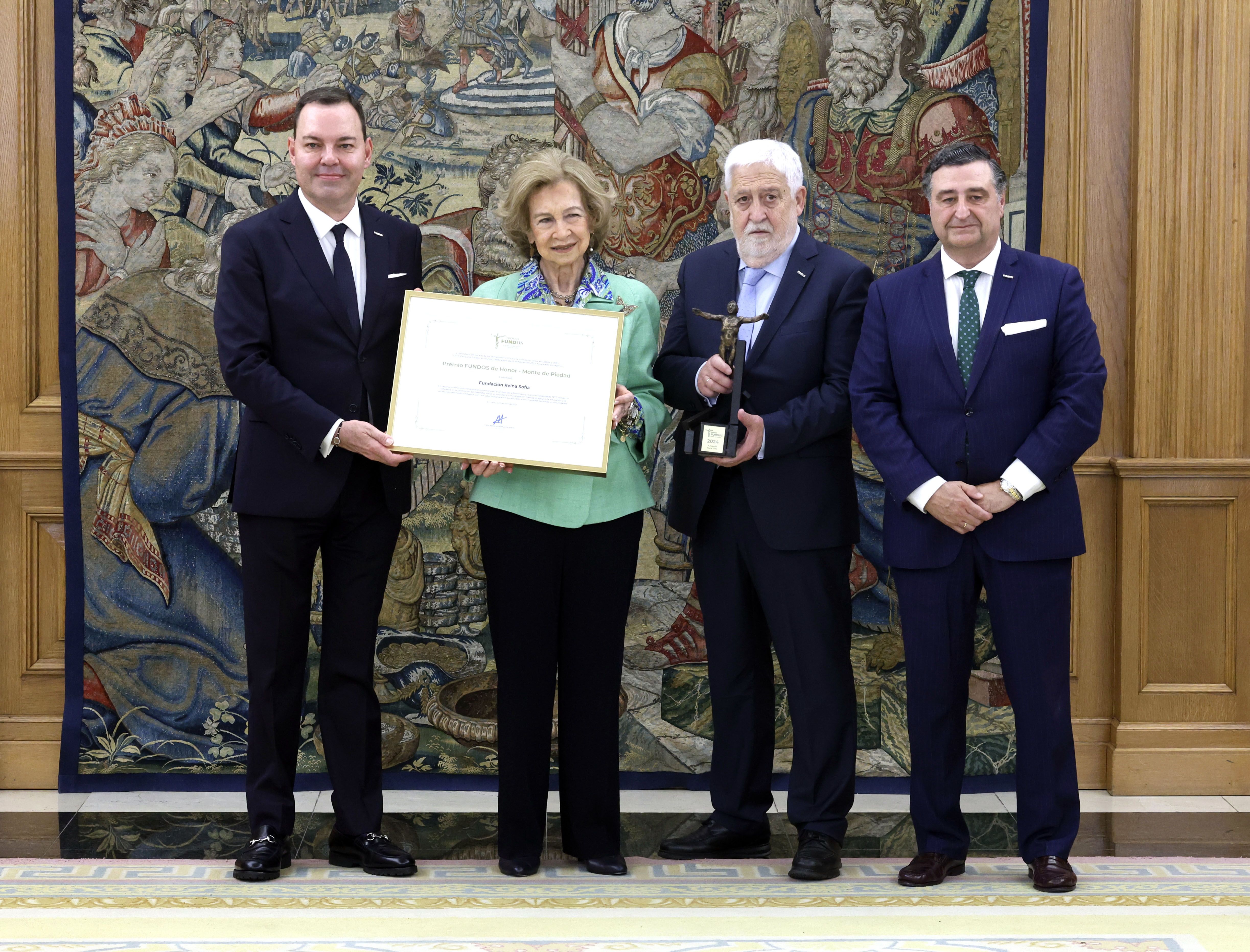 La reina Sofía recibe el premio de Fundos en la Zarzuela. | L.N.C.