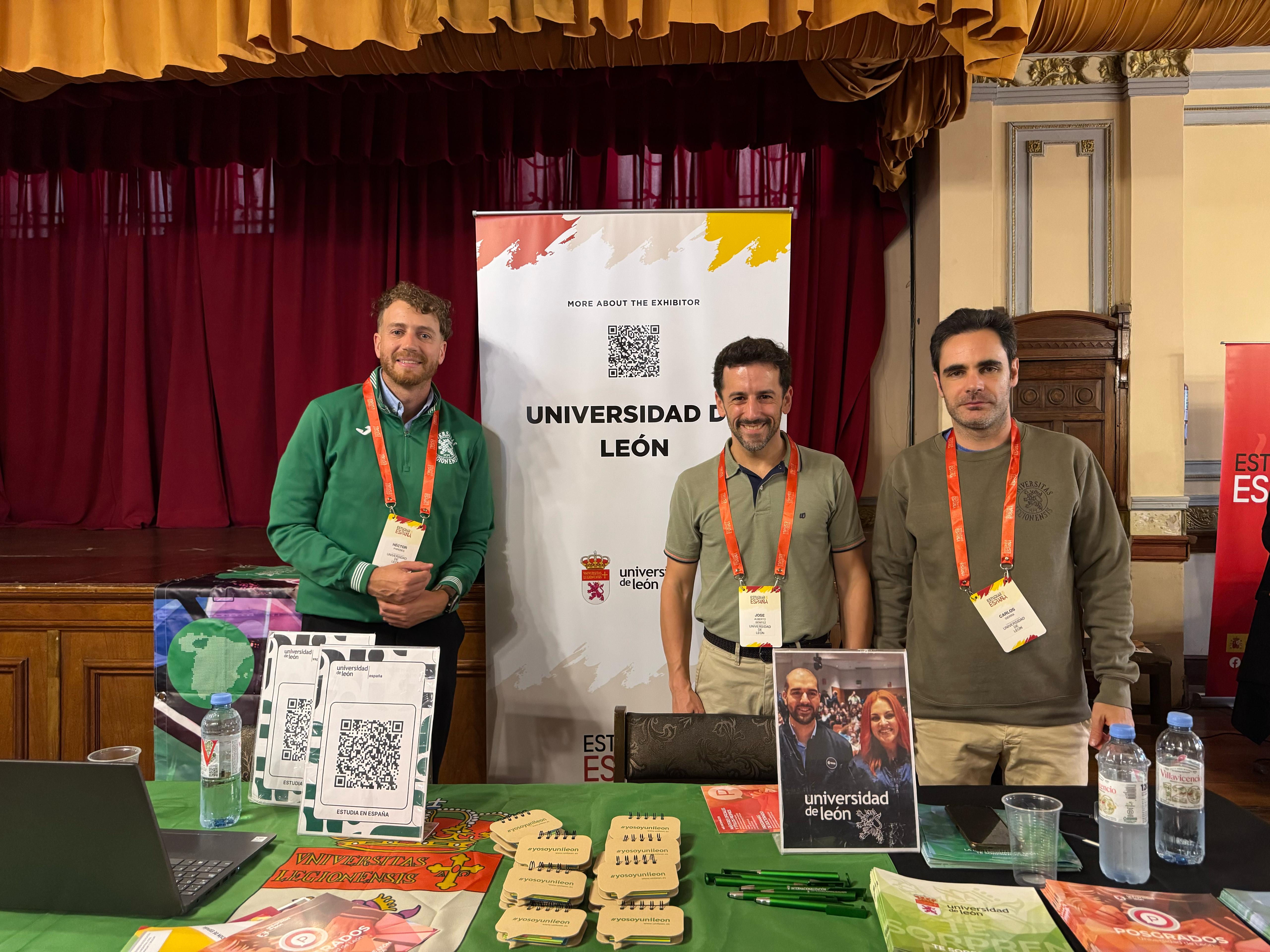 La delegación de la Universidad de León participando en una de estas ferias. | L.N.C.