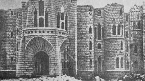 El Palacio Episcopal de Astorga (1889/1983). Estado de abandono en el que lo dejó Gaudí. El Palacio Episcopal de Astorga (1889/1983). Estado de abandono en el que lo dejó Gaudí.