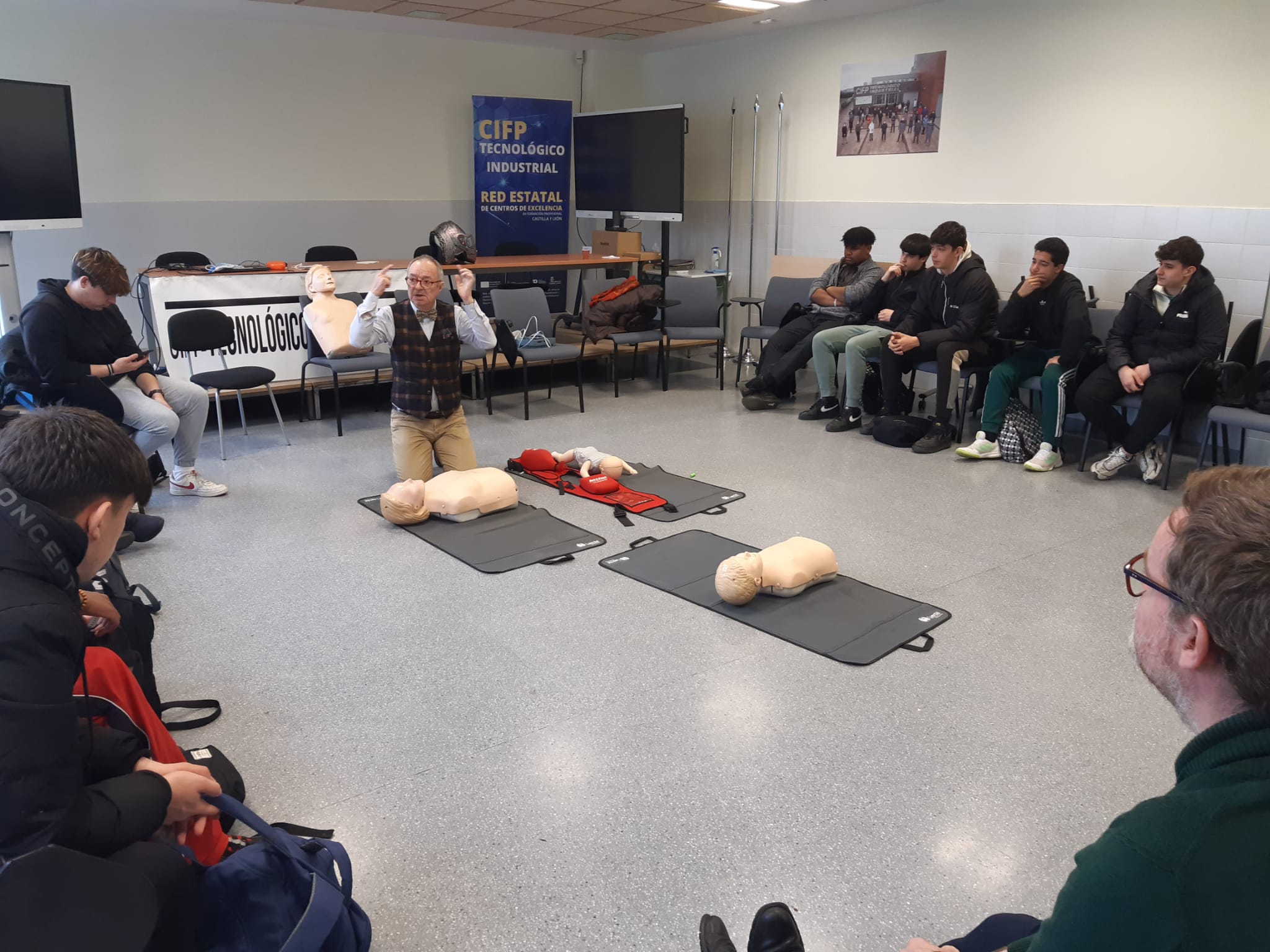 HM Hospitales imparte un curso de RCP en el CIFP Tecnológico Industrial de León. | L.N.C.