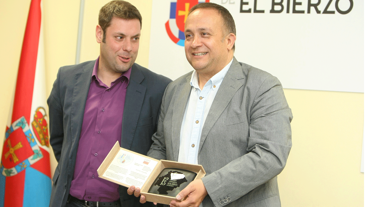 Gerardo Álvarez Courel e Iván Alonso muestran la pieza conmemorativa. | C. SÁNCHEZ (ICAL)