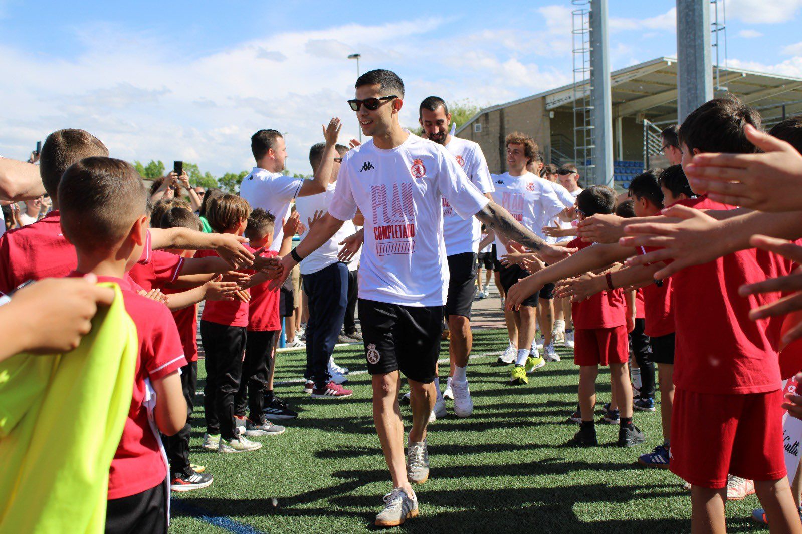 Bicho, durante la celebración del ascenso en el Área. | CYD