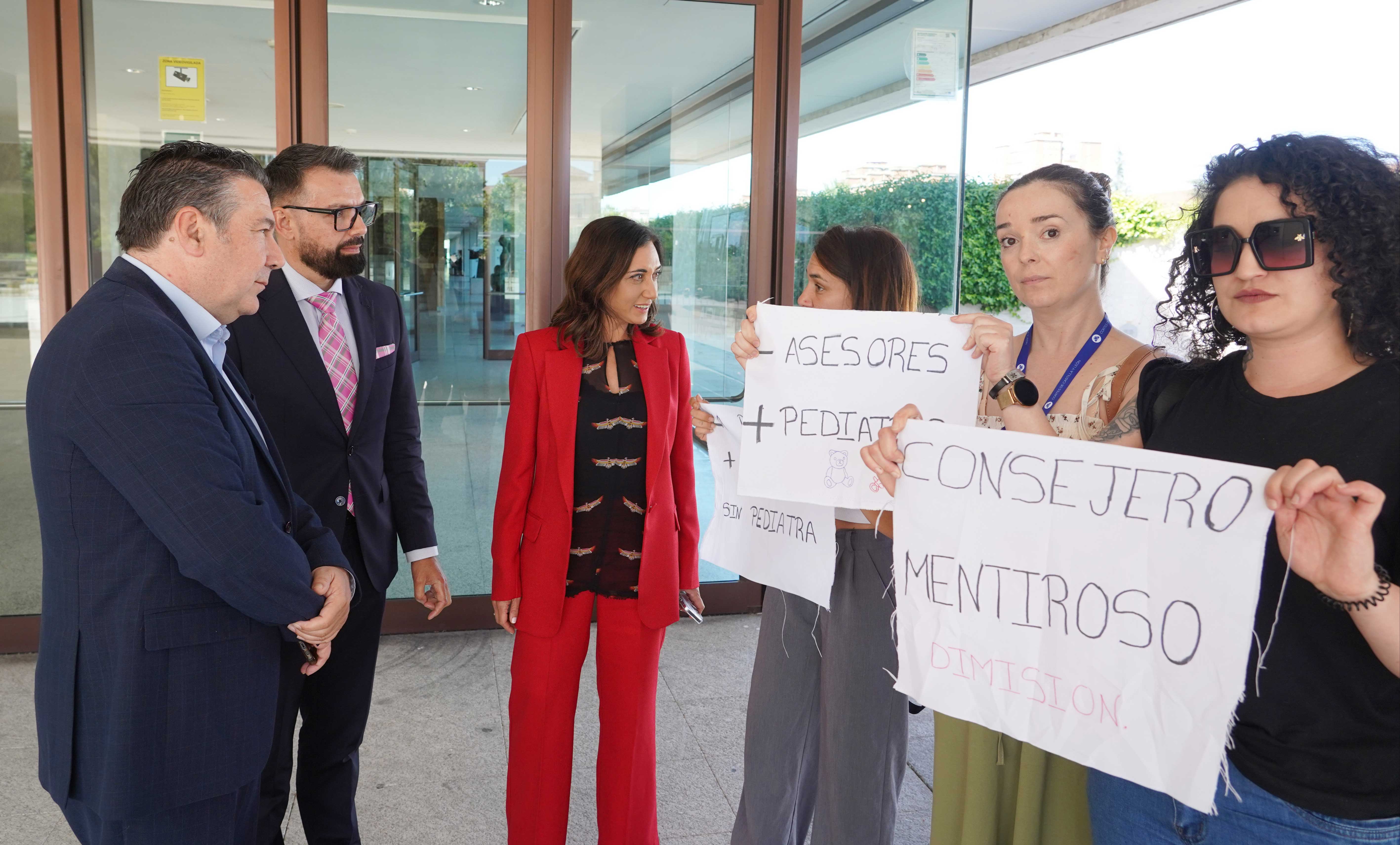 Los procuradores de UPL charlan con las personas que han sido expulsadas del pleno de las Cortes tras interrumpir el pleno. | ICAL
