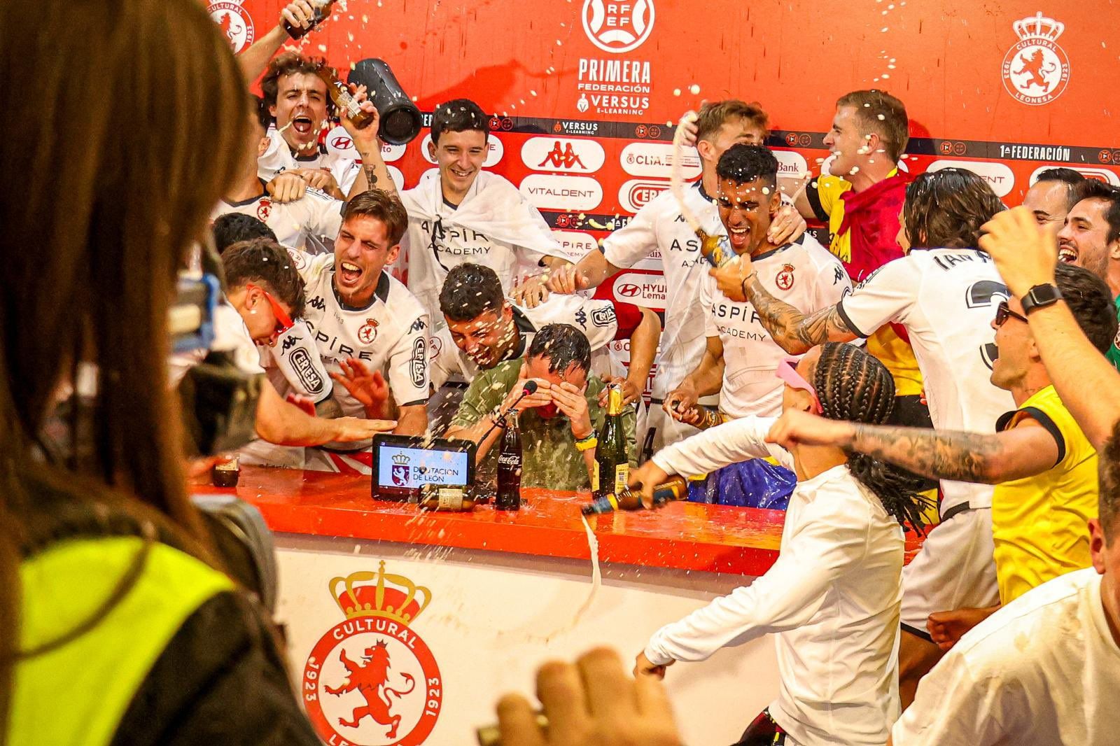 Los jugadores de la Cultural bañan a Raúl Llona tras lograr el ascenso. CYD