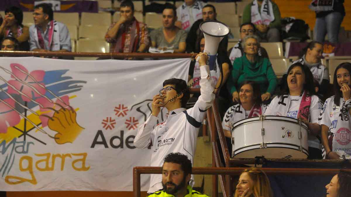 La afición del Ademar, durante un encuentro. | DANIEL MARTIN