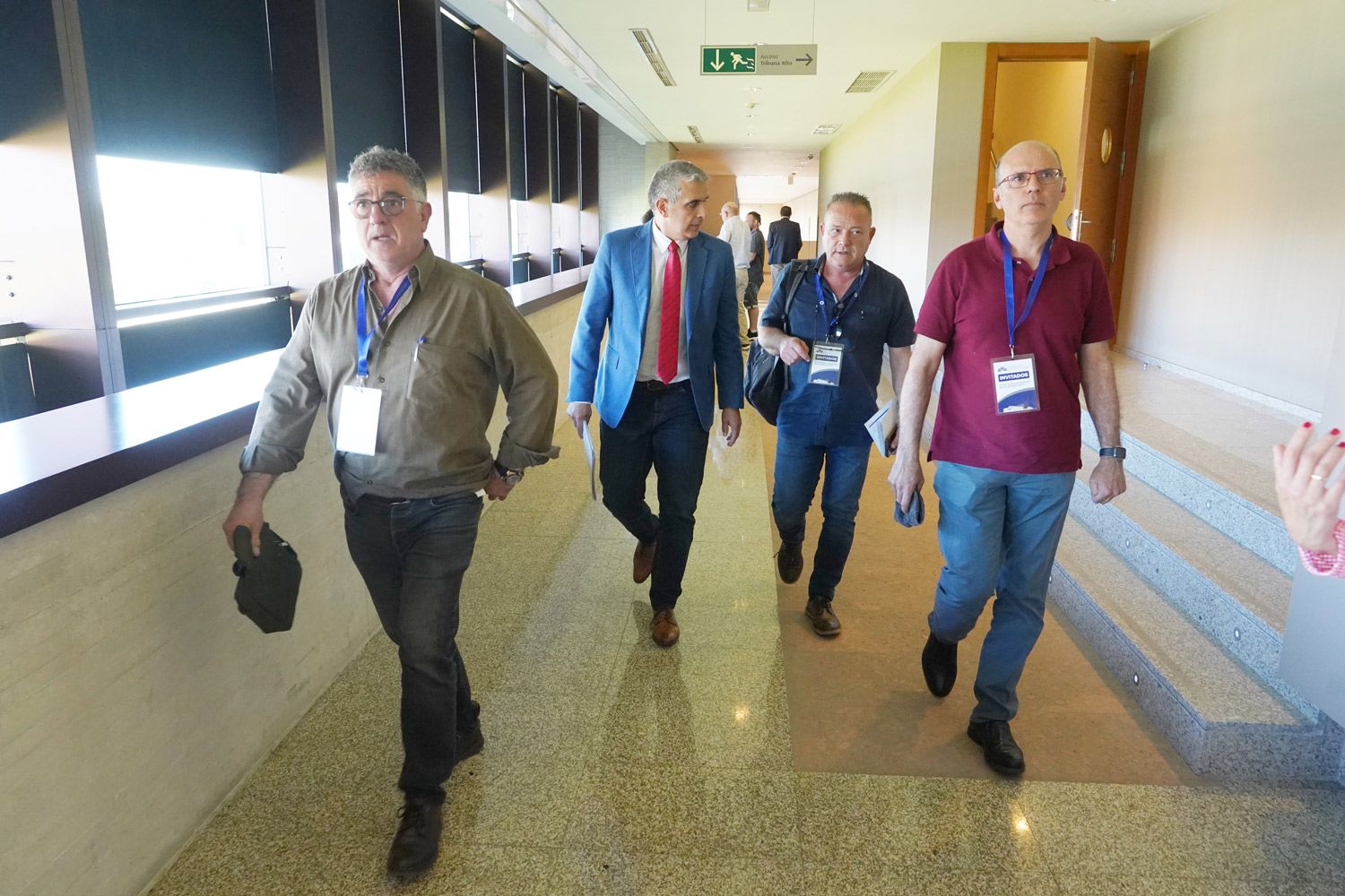 Miembros del comité de empresa de Azucarera en La Bañeza a la salida de la reunión este martes en las Cortes con Mañueco. | ICAL