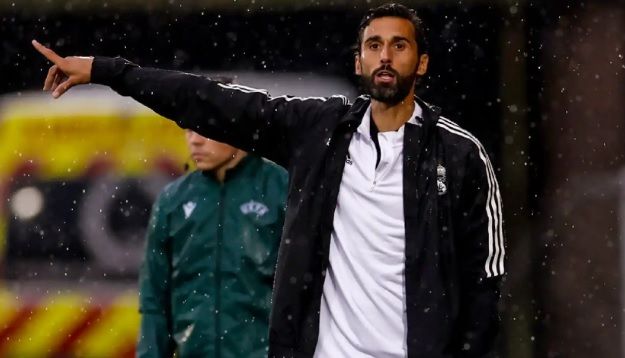 Arbeloa dirige desde la banda al equipo durante un partido de esta temporada. REAL MADRID