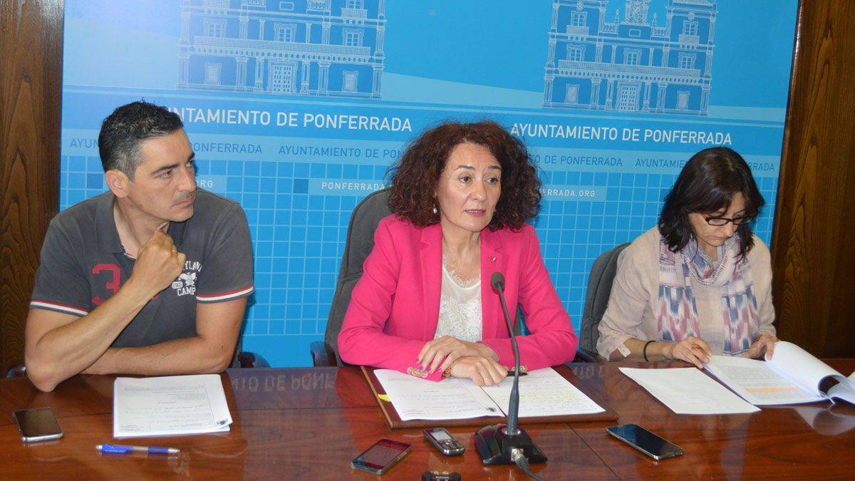 Roberto Mendo, Gloria Merayo y Amparo Vidal, durante la valoración de la sentencia. | L.N.C.