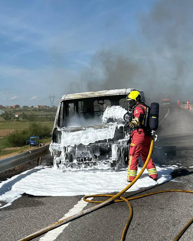 Arde una furgoneta en la autopista León-Astorga. | BOMBEROS AYTO. LEÓN