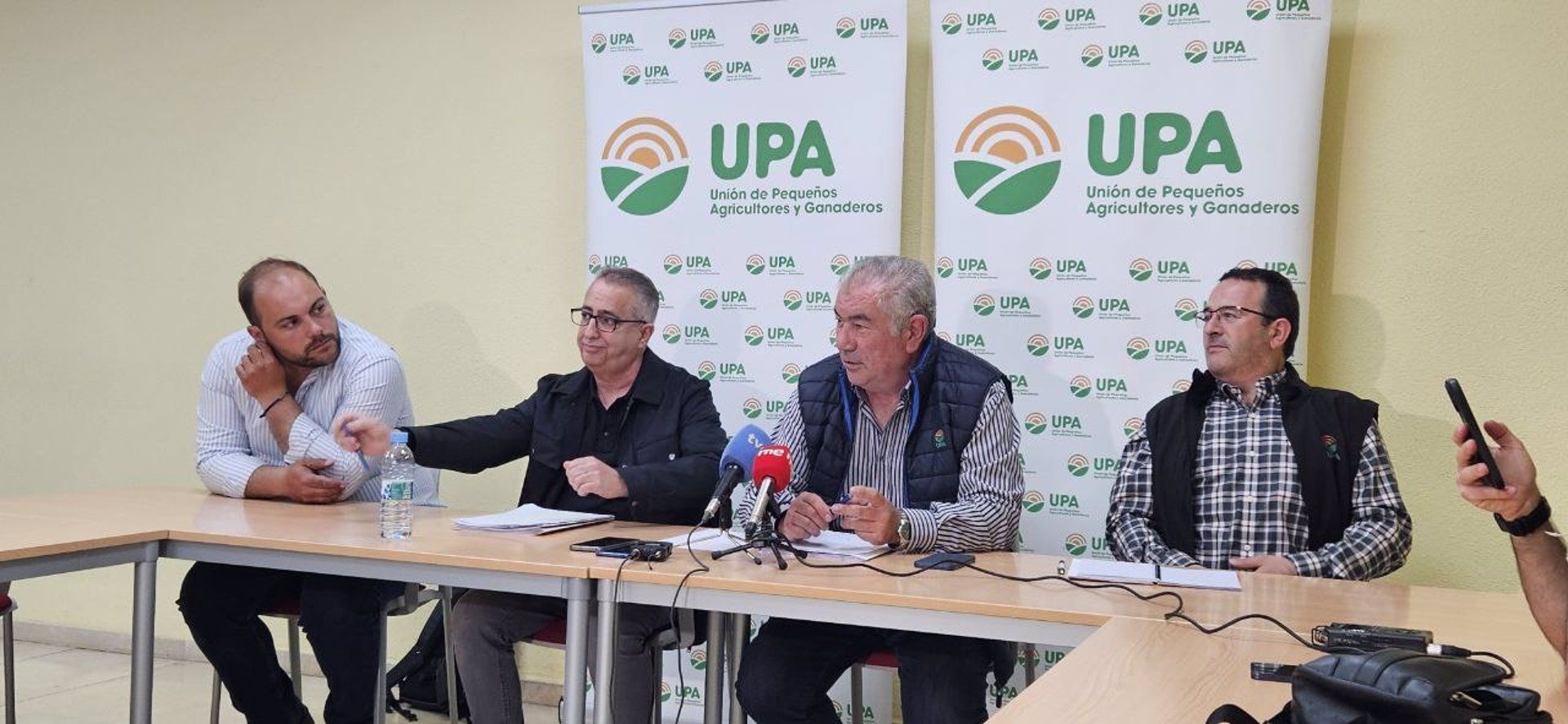 El secretario de UPA Castilla y León, Aurelio González, junto al secretario general de Agricultura de UPA, Ignacio Huertas, en una rueda de prensa en Valladolid. | EUROPA PRESS