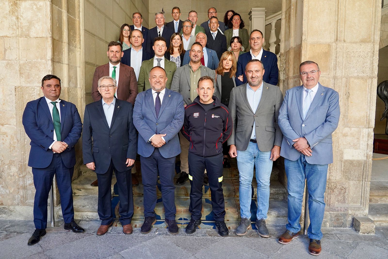 Los diputados junto al nuevo jefe de bomberos. | CAMPILLO (ICAL)