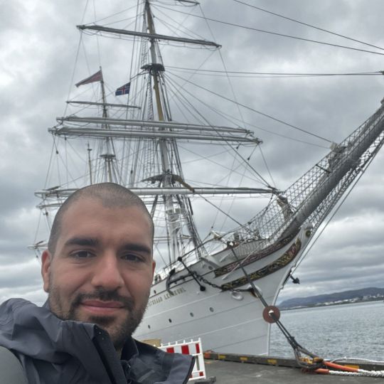 Pablo Álvarez, junto al velero en el que navega desde el pasado 6 de mayo Pablo Álvarez, junto al velero en el que navega desde el pasado 6 de mayo