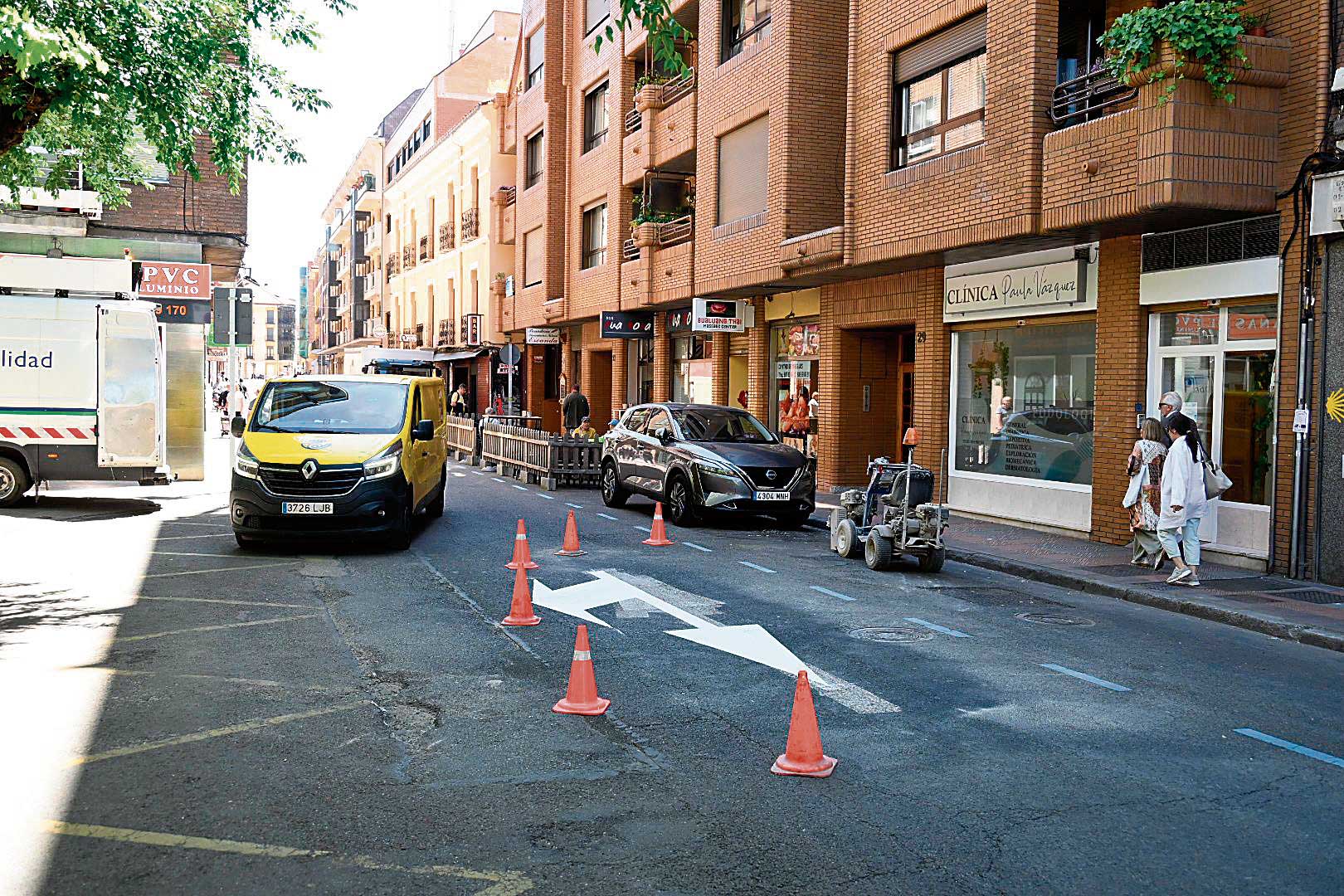Señalización horizontal del cambio de sentido en la calle Renueva. | SAÚL ARÉN