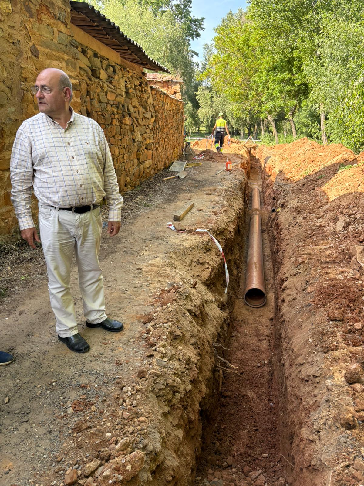 El edil Amado Alonso visitando las obras. | L.N.C. El edil Amado Alonso visitando las obras. | L.N.C.