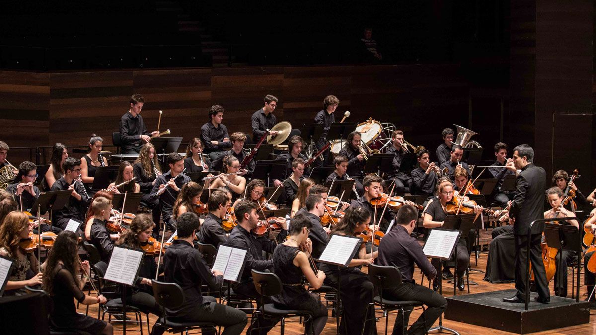 El director Francisco Valero-Terribas al frente de la Joven Orquesta Leonesa (JOL) en una de sus actuaciones en el Auditorio Ciudad de León. | MARÍA DÍEZ