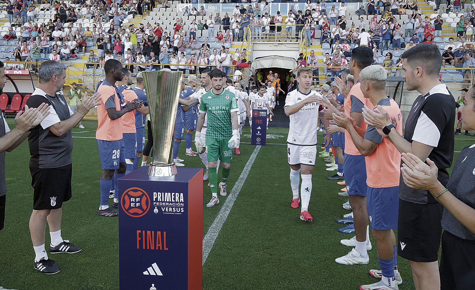 El Ceuta hace pasillo a la Cultural. | FERNANDO OTERO