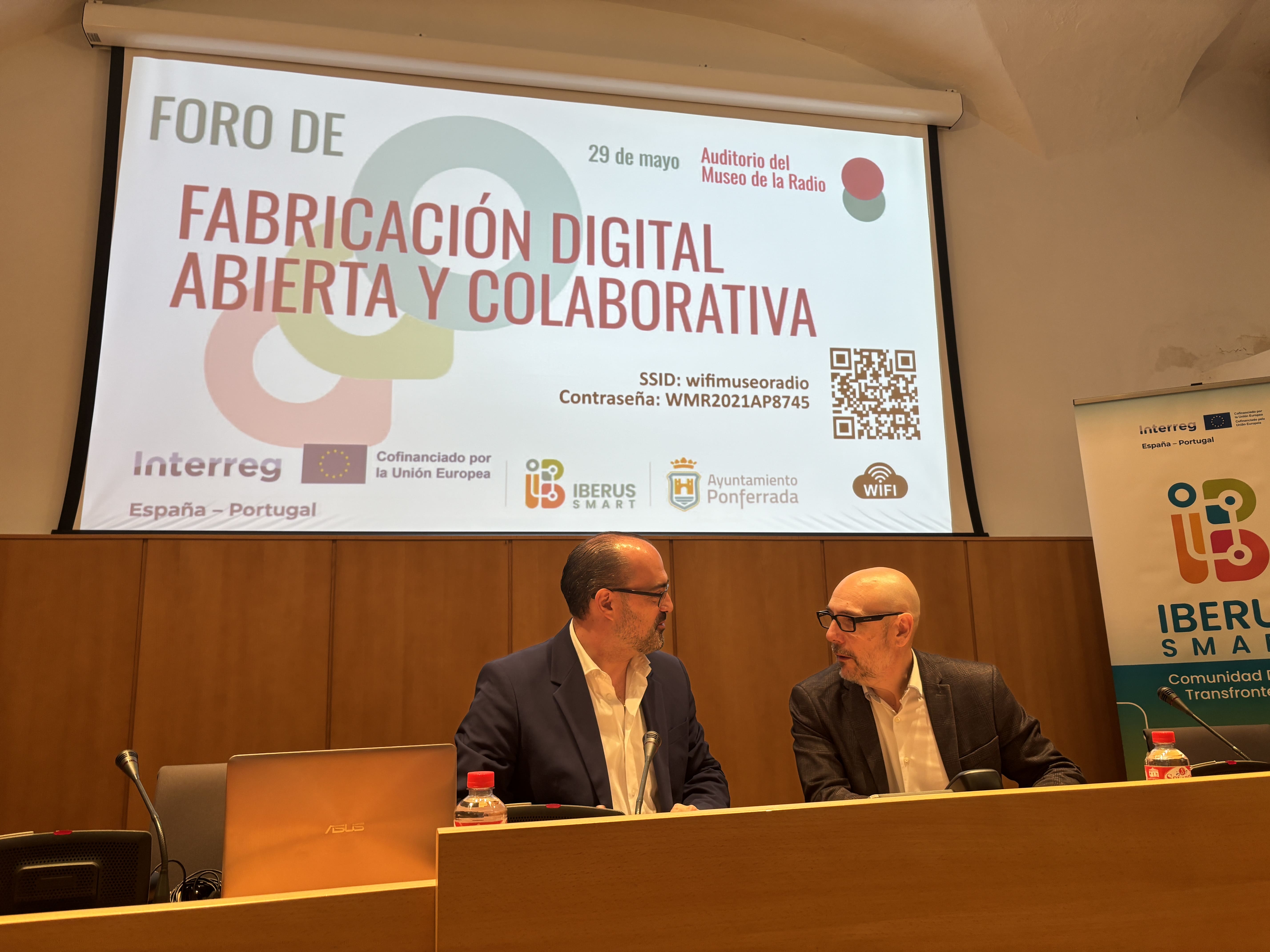 Morala (i) y Beltrán (d) en el Foro sobre fabricación digital abierta y colaborativa. | JAVIER FERNÁNDEZ