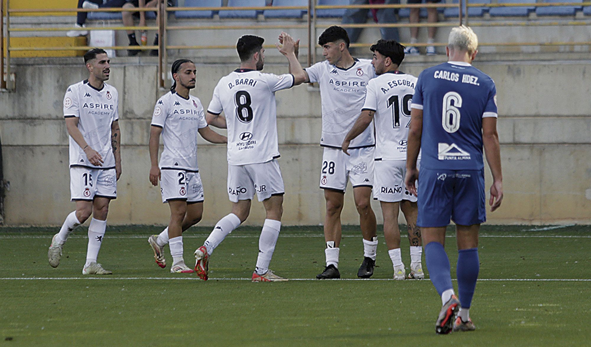 La Cultural celebra el gol frente al Ceuta. | FERNANDO OTERO