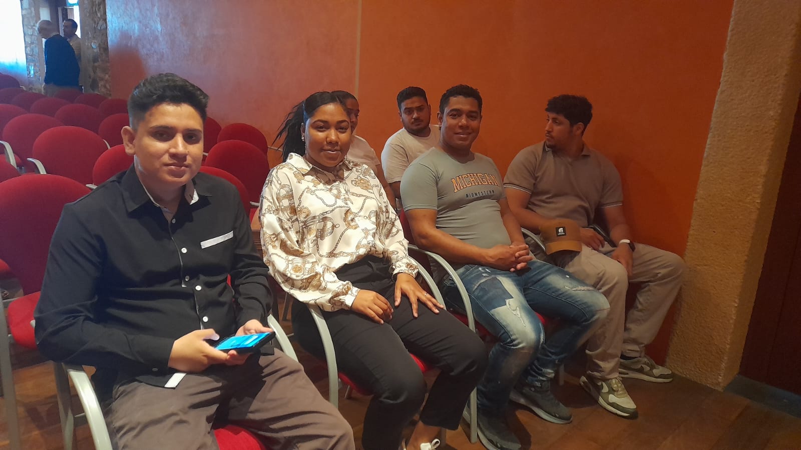 Alumnos que han realizado el curso de Cáritas y Endesa antes de recoger sus diplomas. | MAR IGLESIAS