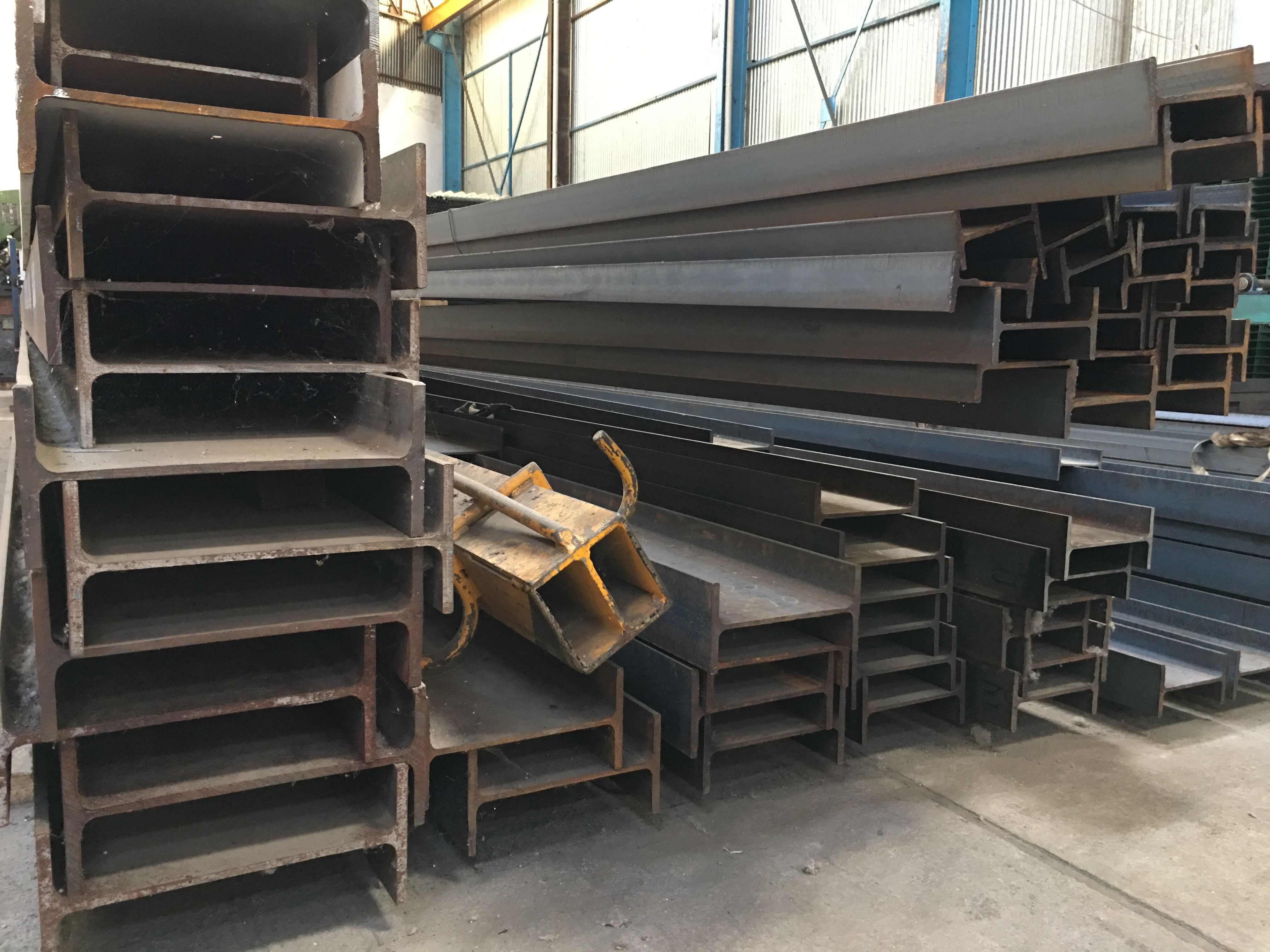 Todo tipo de vigas para el sector de la construcción. | HIERROSJÁÑEZ