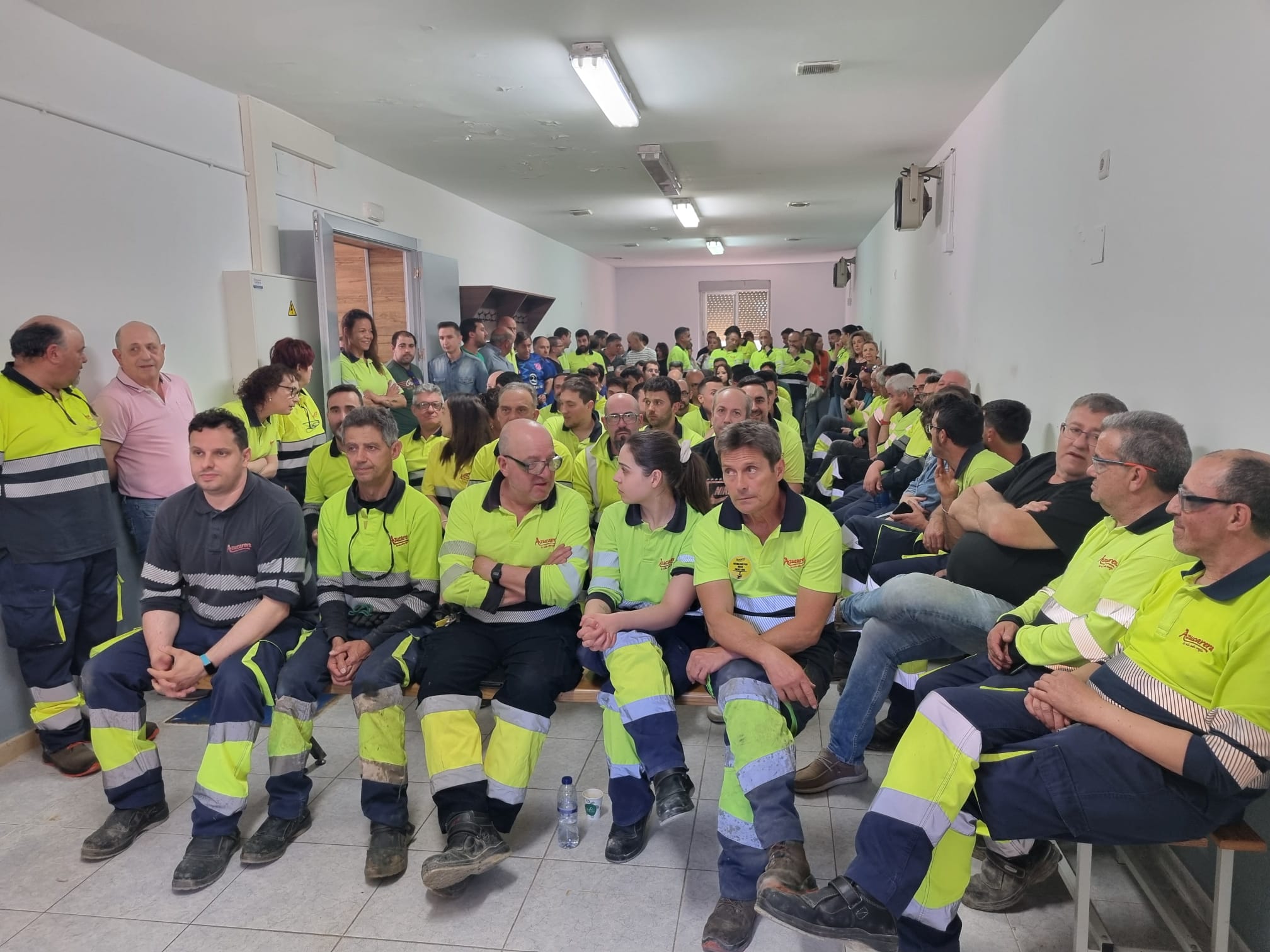 Asamblea de trabajadores celebrada este jueves en la Azucarera de La Bañeza. | L.N.C.