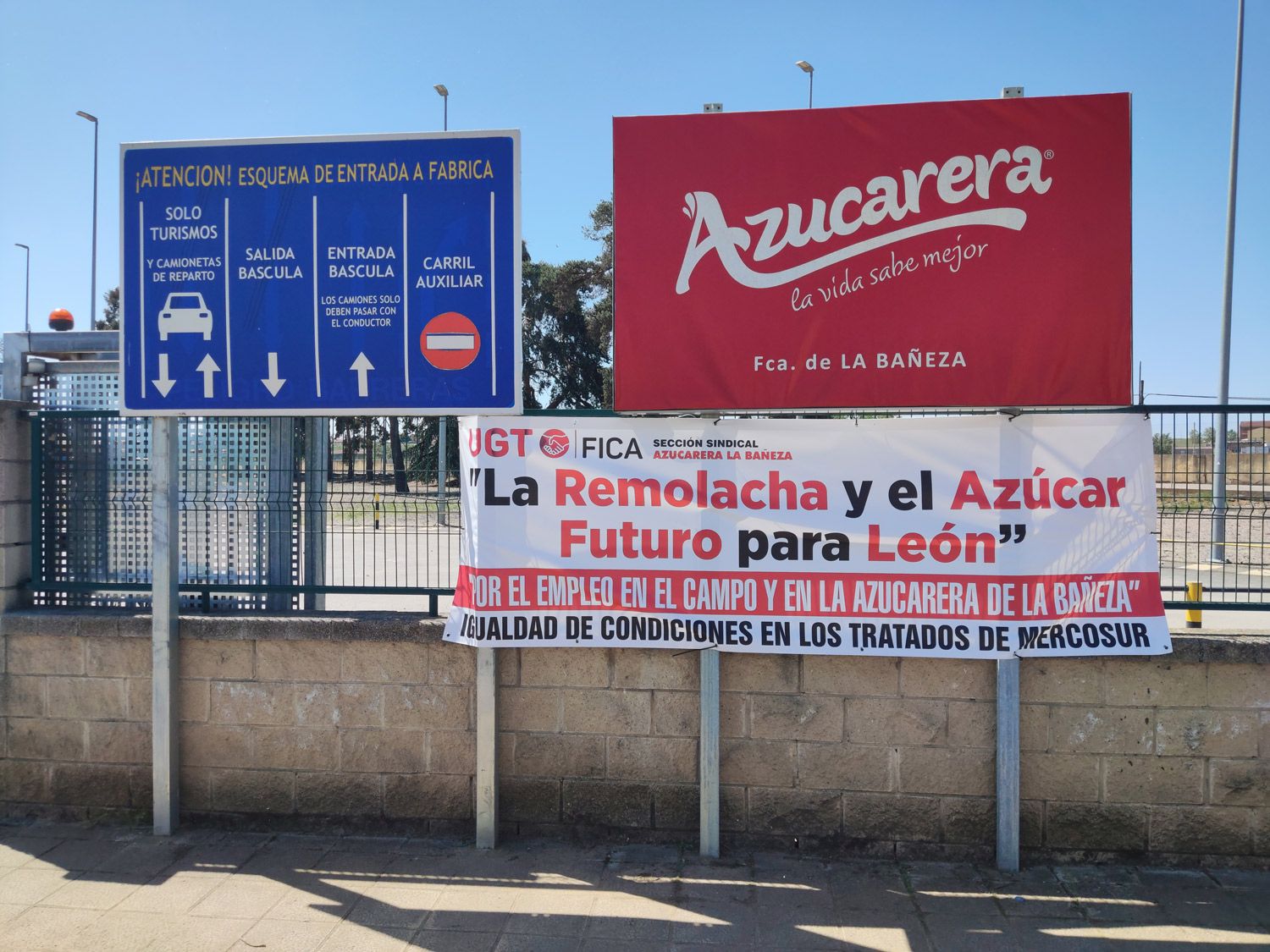 Pancarta de UGT-Fica a las puertas de la Azucarera de La Bañeza. | A. RODRÍGUEZ