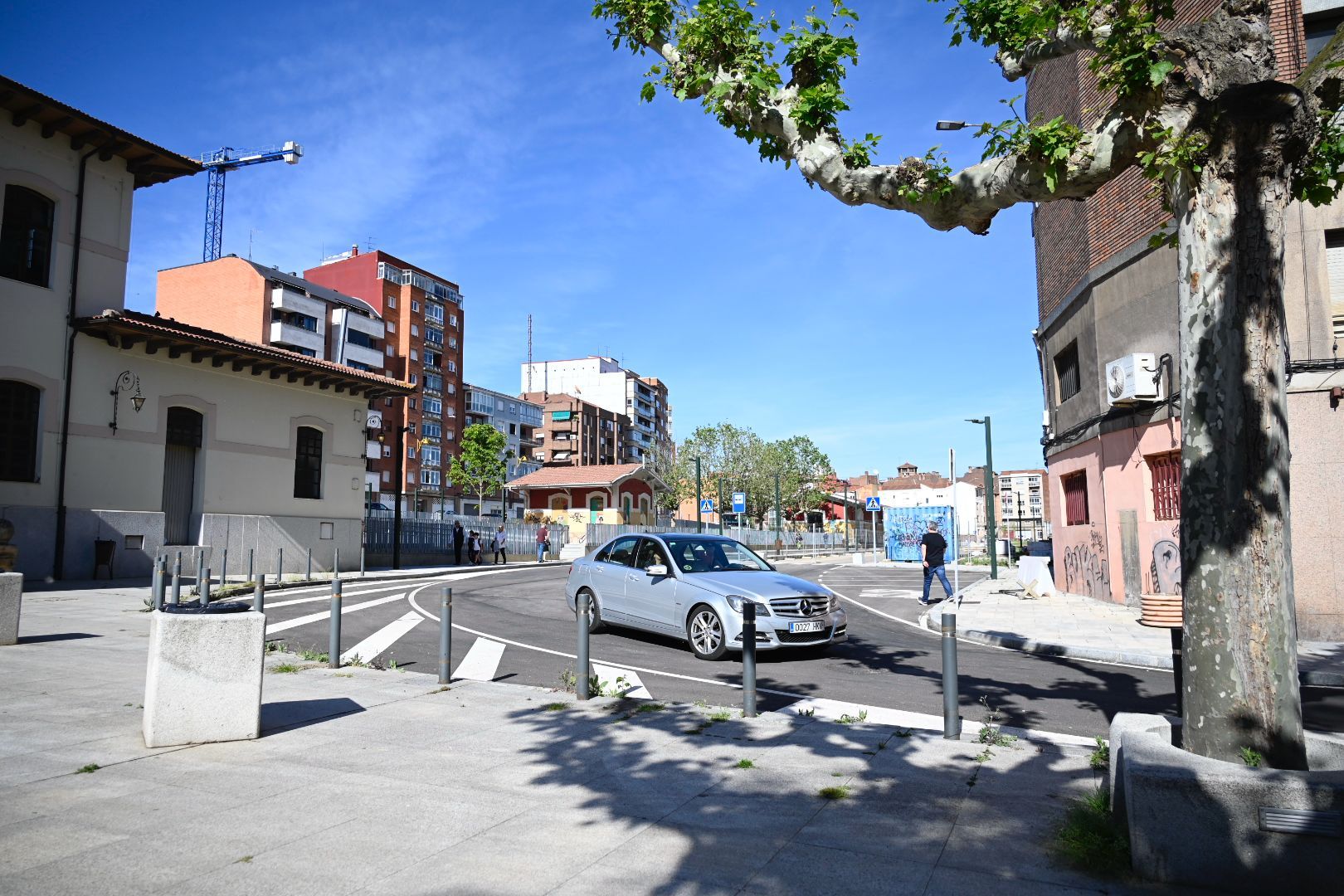 Un coche en sentido contrario junto a la estación de Matallana. | SAÚL ARÉN