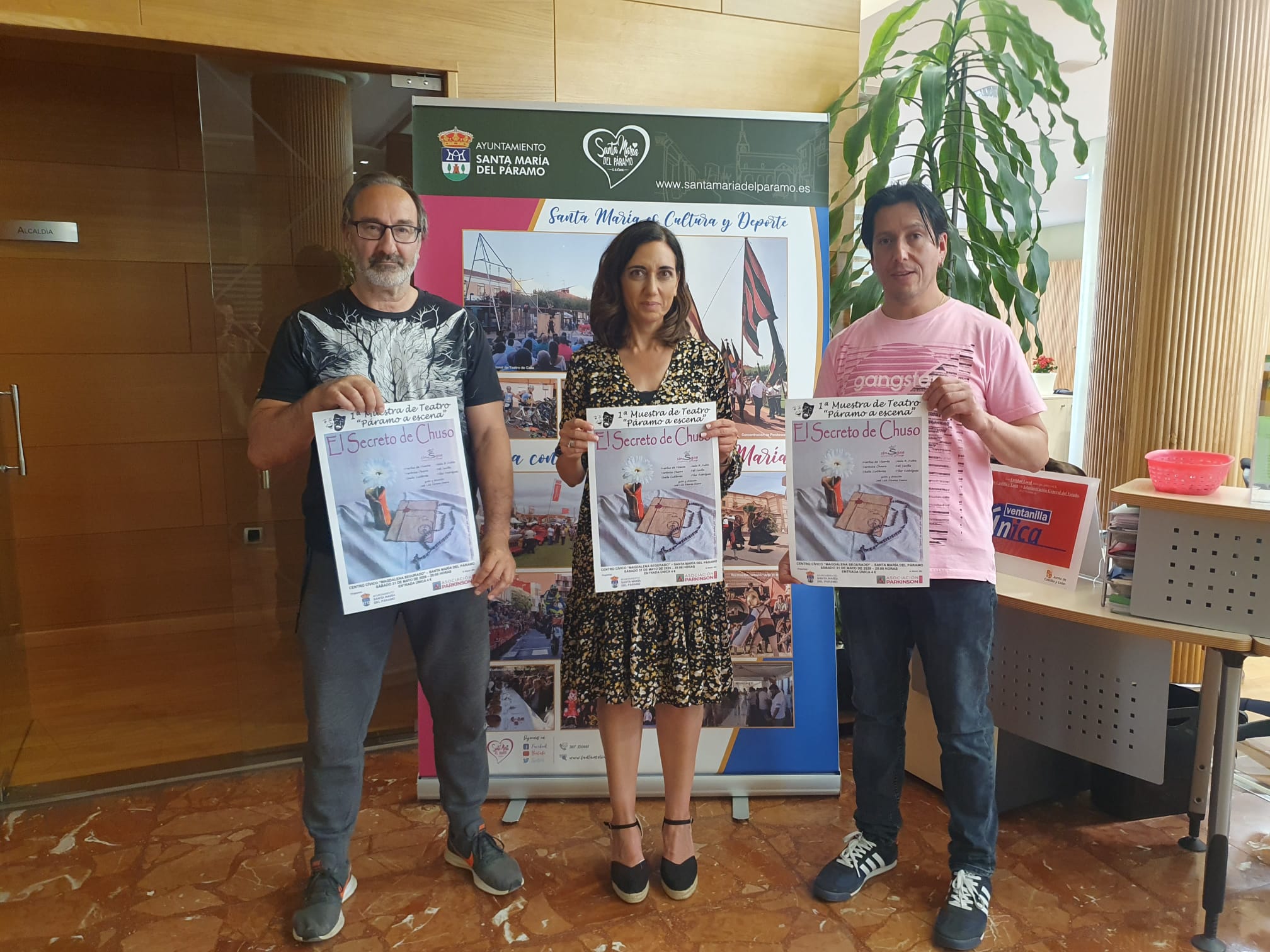 Alicia Gallego, junto a otros don concejales, presentando la obra de teatro. | L.N.C.