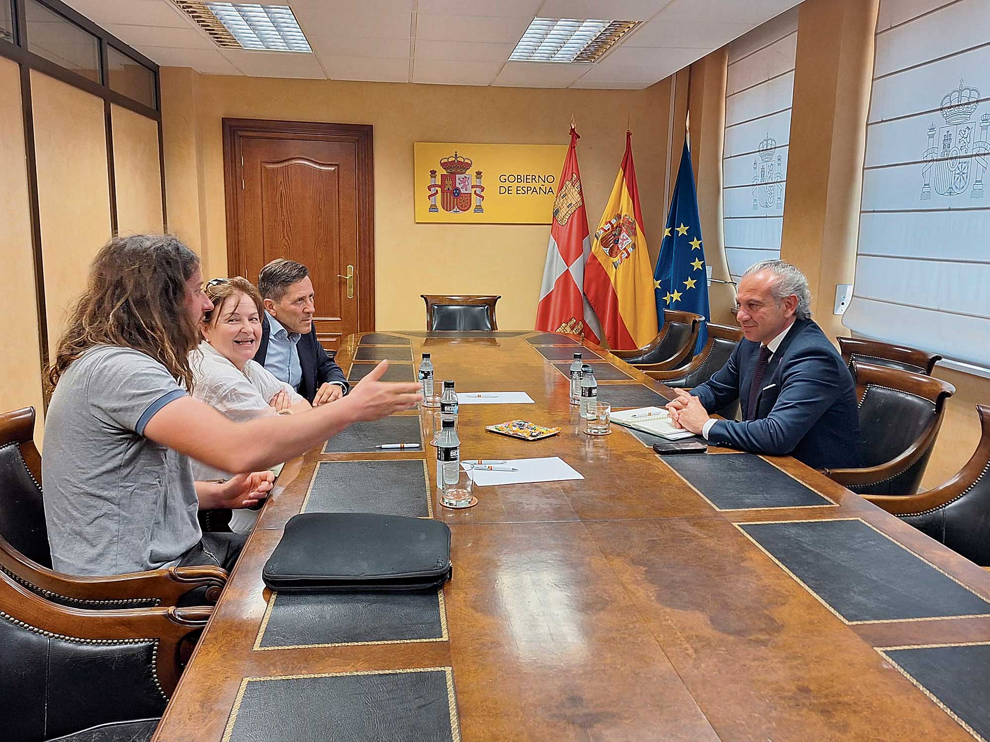 El delegado del Gobierno, con los representantes de la Plataforma en Defensa de Feve. | L.N.C.