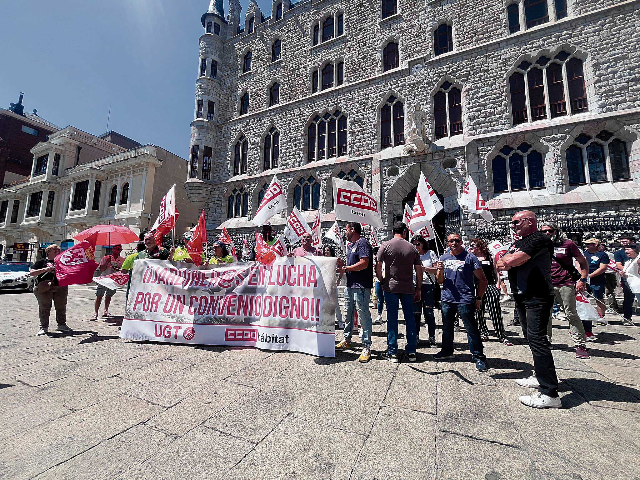 Un instante de la concentración convocada en la plaza de Botines. | SAÚL ARÉN