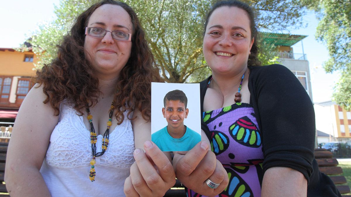 a presidenta de la asociación de amigos del pueblo Saharaui del Bierzo, Carmen Franco (D), junto a la tesorera de la asociación y madre de acogida del niño Hamma Mohamed, Laura Martínez. | ICAL