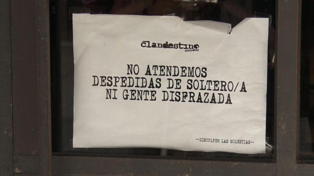 Cartel de un bar de León prohibiendo el acceso a despedidas de soltero. | LAURA PASTORIZA