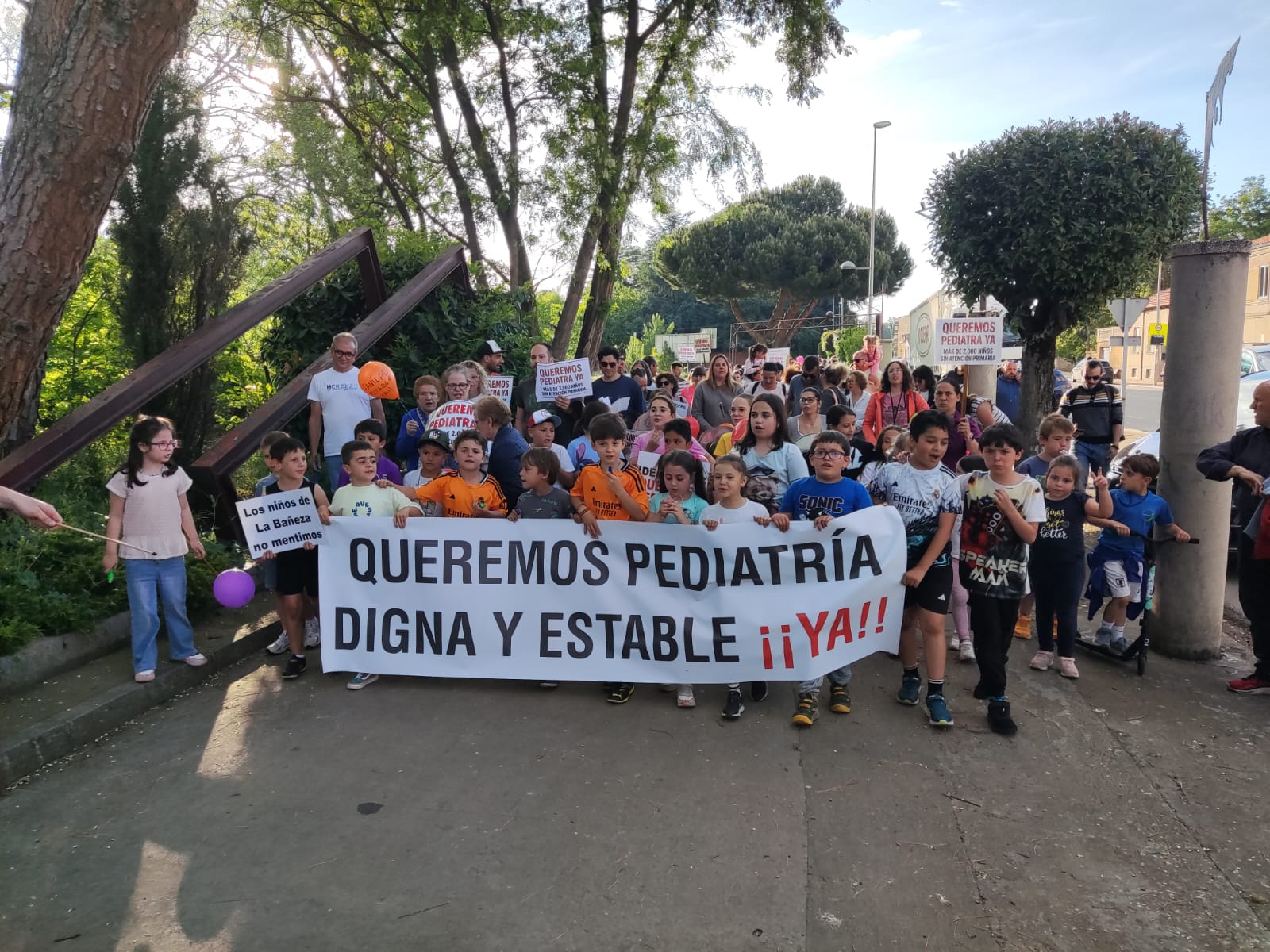 Última concentración del colectivo en La Bañeza para reclamar un servicio pediátrico "digno". | A. RODRÍGUEZ