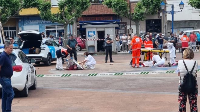 Los servicios de emergencia atendiendo a una de las víctimas.
