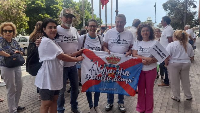 Movilización ante la Junta de Oncobierzo con las camisetas alusivas a su lema. | MAR IGLESIAS Movilización ante la Junta de Oncobierzo con las camisetas alusivas a su lema. | MAR IGLESIAS