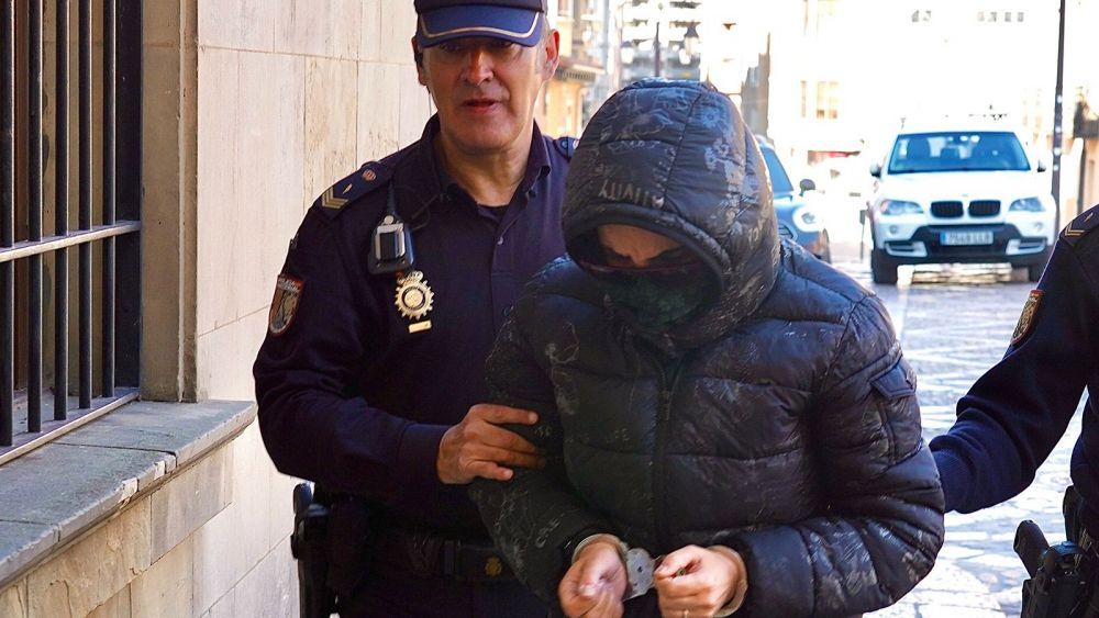 La acusada del asesinato de la residencia municipal de León llegando a la Audiencia. | CAMPILLO (ICAL)