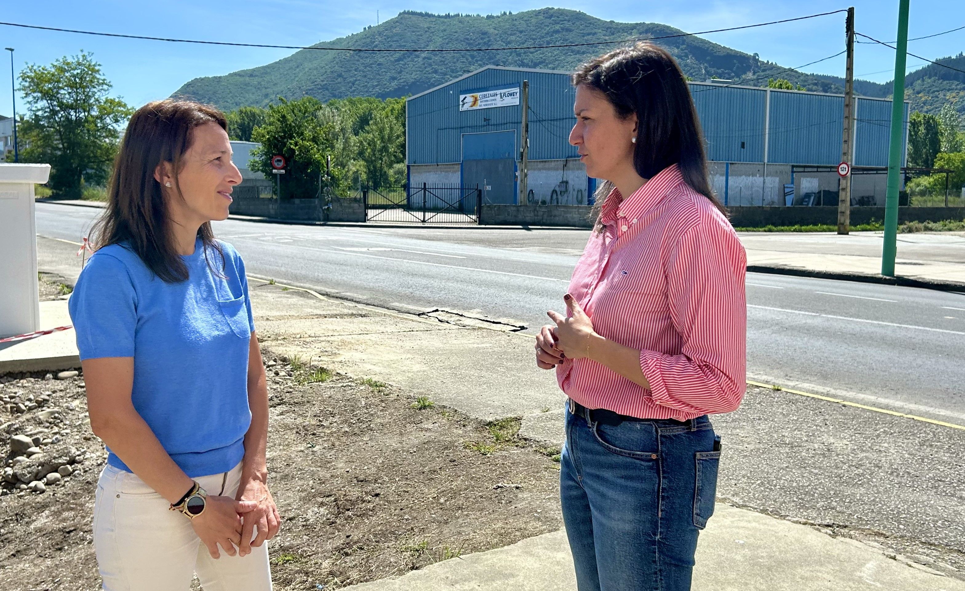 Concejalas visitando los puntos en los que se van a realizar las próximas obras
