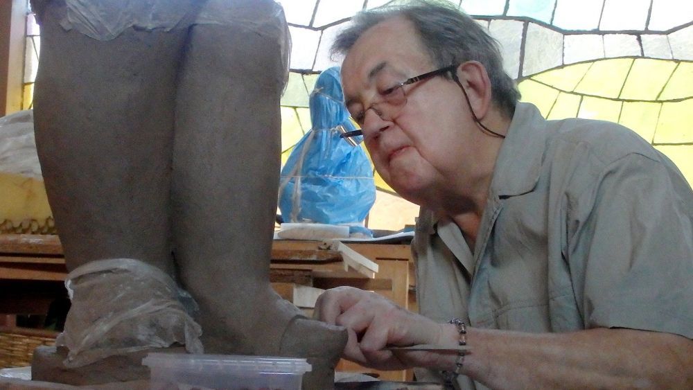 El escultor vallisoletano afincado en León, Jesús Trapote, en una imagen de archivo. | COLECCIÓN FAMILIAR