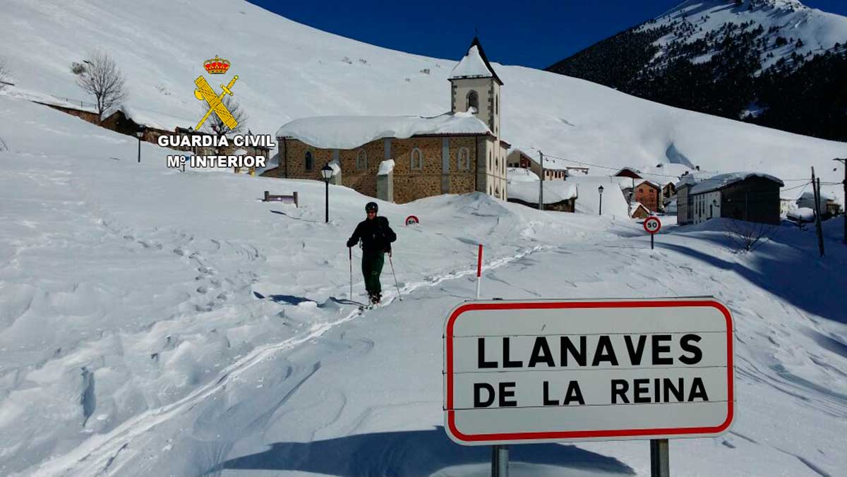 Los agentes han tenido que acceder a la localidad en esquís.