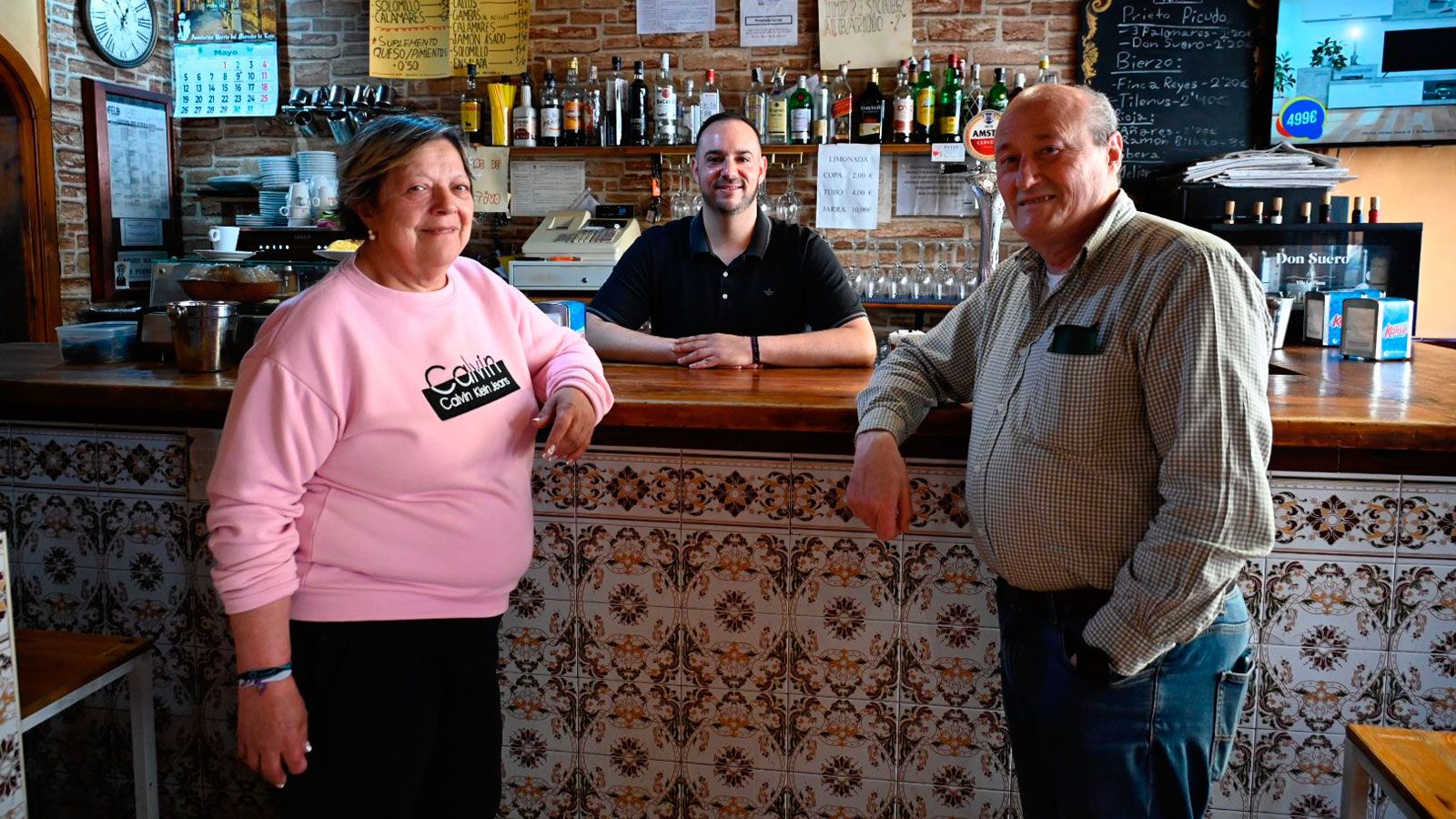 Luci Fernández Domínguez, Daniel Alonso y Manuel Alonso Marcello en el interior del Begoña. | SAÚL ARÉN