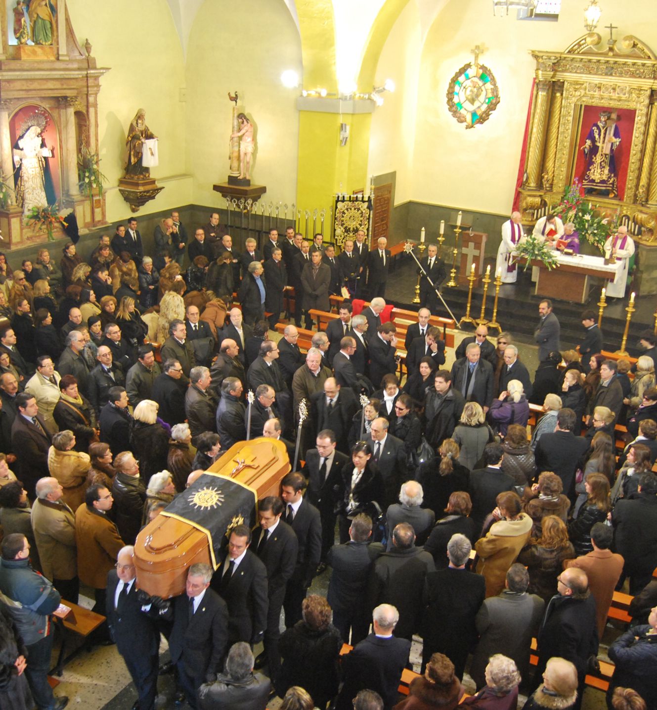 Funeral del abad de Jesús, Carlos Rueda, fallecido en 2012. | L.N.C.