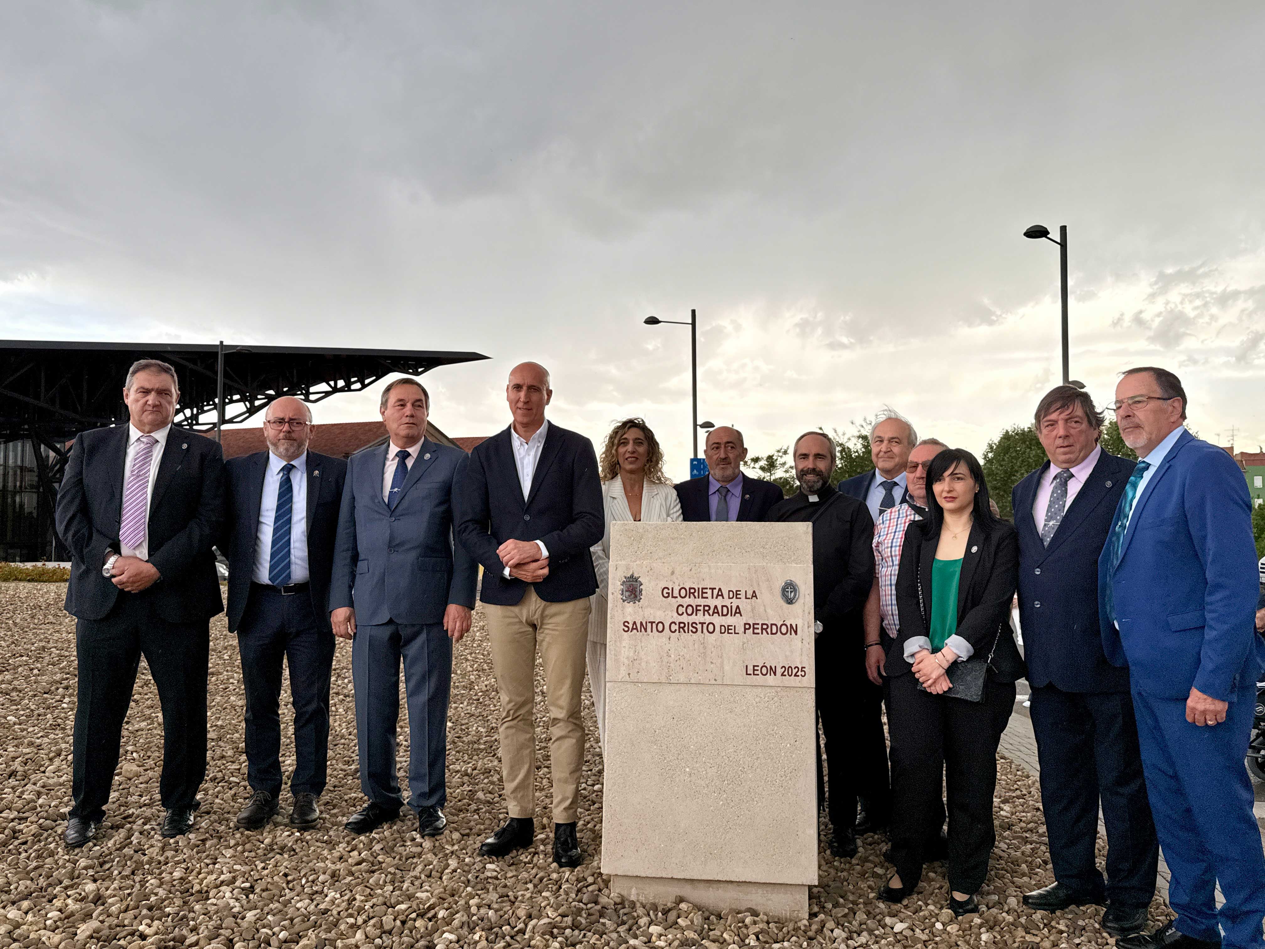 Inauguración de la placa de la glorieta de la Cofradía del Perdón. | L.N.C.